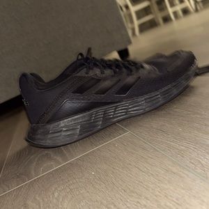 all black adidas running shoes